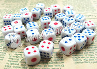 Плашки белого пластичного постоянного казино волшебные для профессиональной азартной игры плашек казино