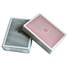 Анджел завертывает игральные карты в бумагу отмеченные штрихкодом/отметило покер карт для Анальер