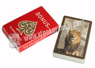 Карточки красной бумажной маркировки анализатора покера играя с картиной льва тантьемы