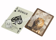 Карточки красной бумажной маркировки анализатора покера играя с картиной льва тантьемы